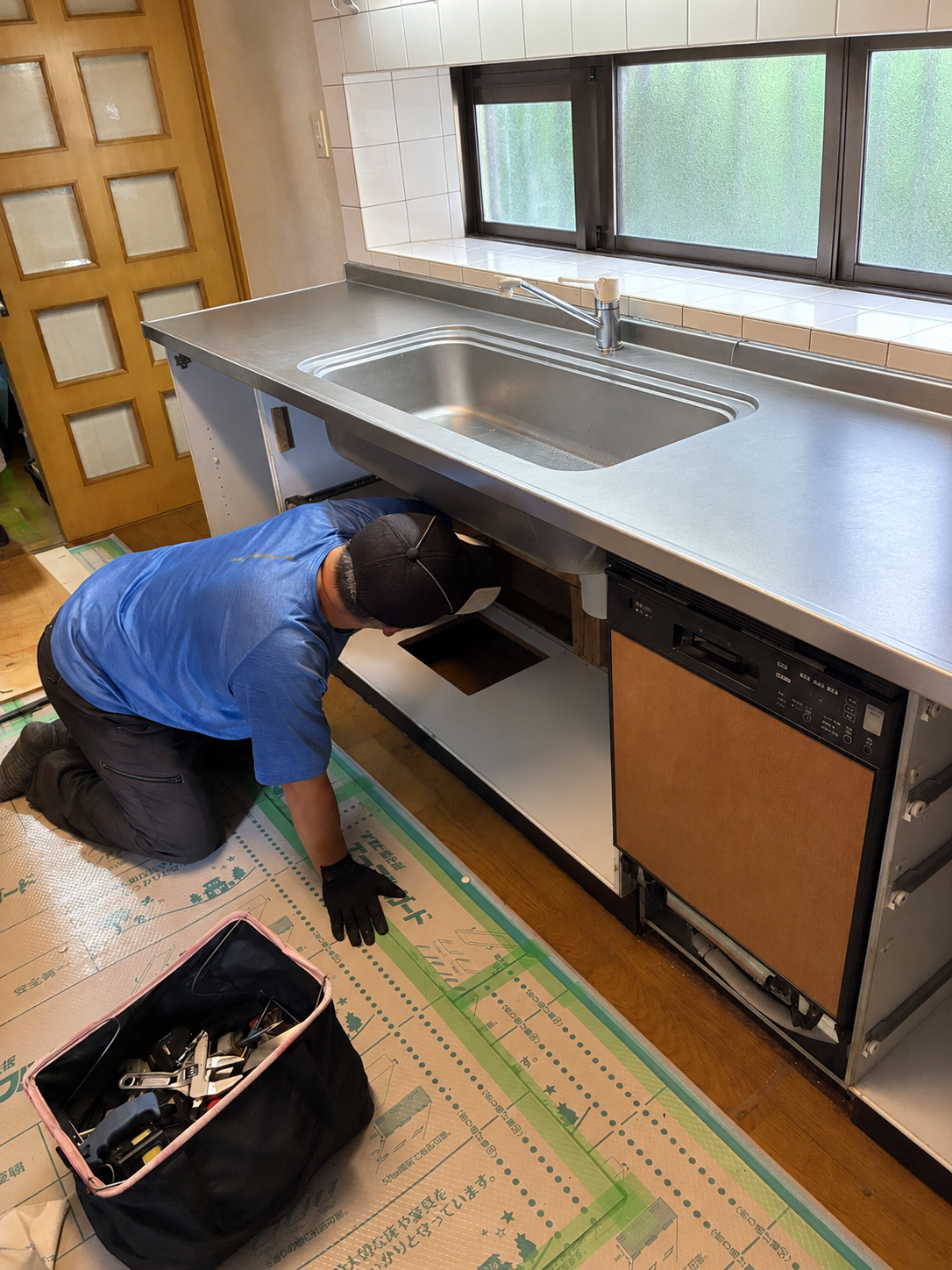 キッチン解体作業中